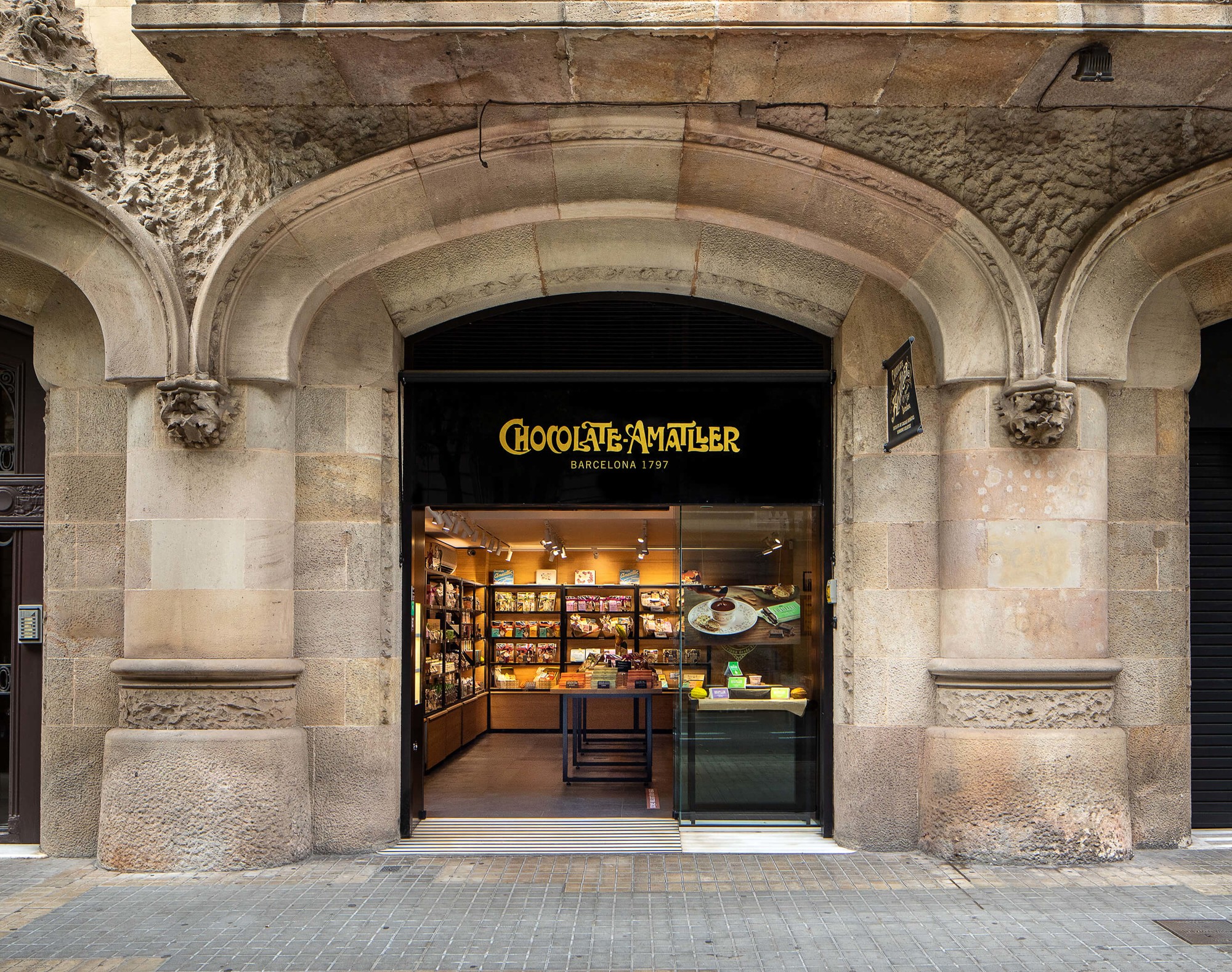 Façana de la botiga de Chocolate Amatller a la Pedrera a Barcelona