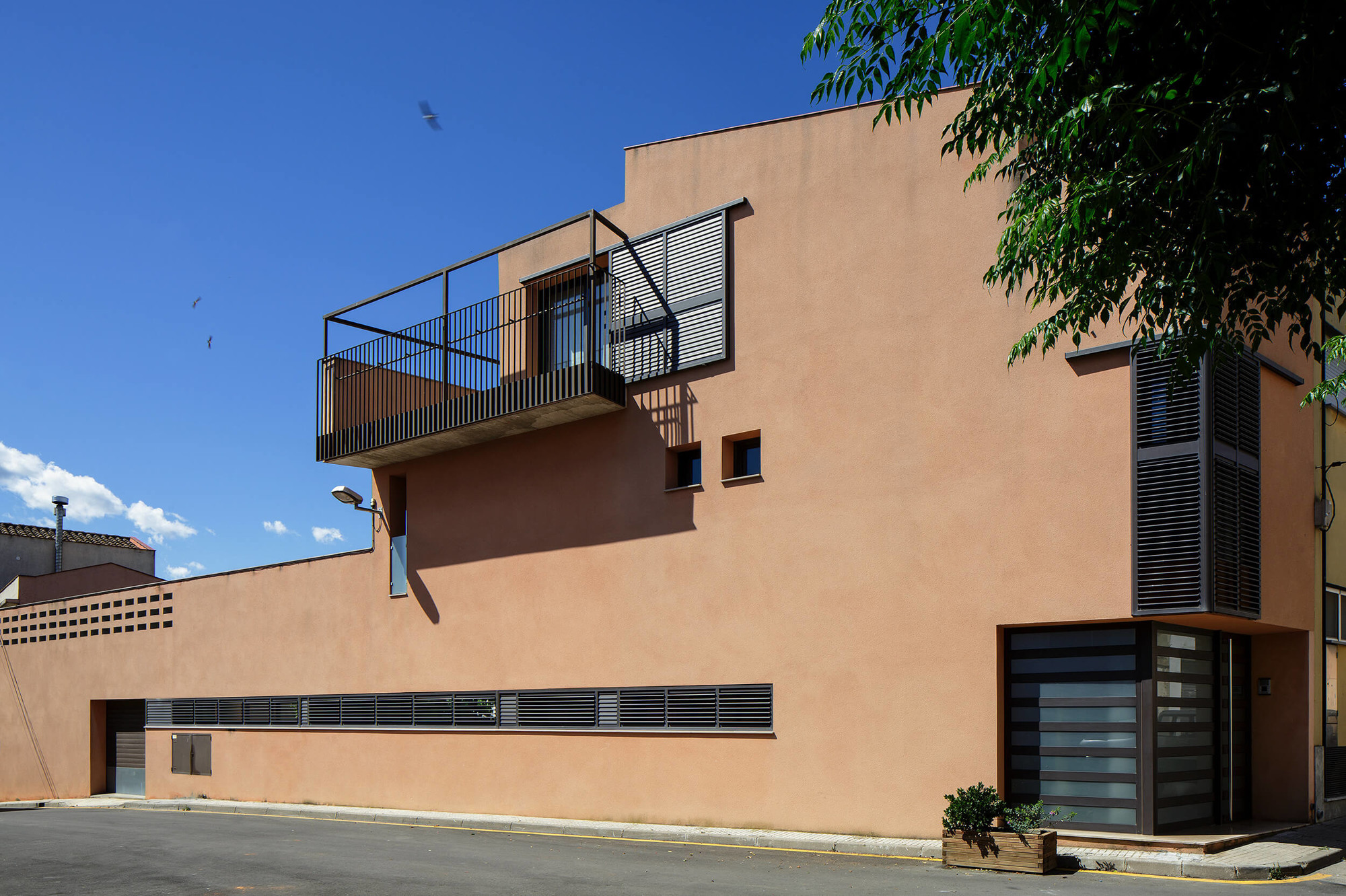 Fotografia façana casa turisme rural al Penedès façana lateral de la casa de turisme rural al Penedès